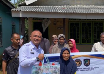 Rutan Karimun Salurkan Puluhan Paket Sembako ke Warga Desa Gemuruh