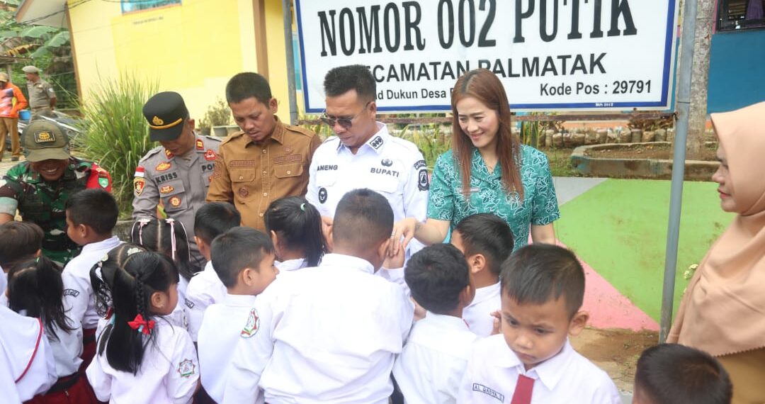 Bupati Anambas Aneng di dampingi Wakil Bupati Anambas Raja Bayu dan Ketua TP-PKK Anambas Ny. Sinta saat Penyerahan Bantuan Seragam di SDN 002 Putik