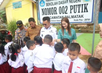 Bupati Anambas Aneng di dampingi Wakil Bupati Anambas Raja Bayu dan Ketua TP-PKK Anambas Ny. Sinta saat Penyerahan Bantuan Seragam di SDN 002 Putik
