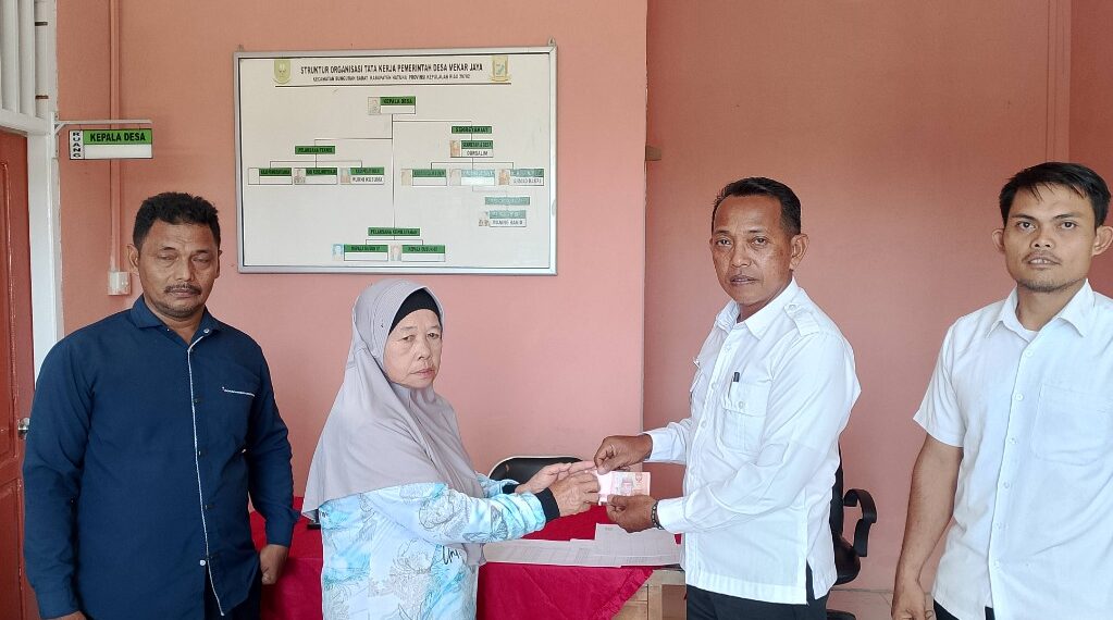 Kepala Desa Mekar Jaya Serahkan BLT kepada Warga Penerima Manfaat