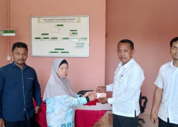 Kepala Desa Mekar Jaya Serahkan BLT kepada Warga Penerima Manfaat