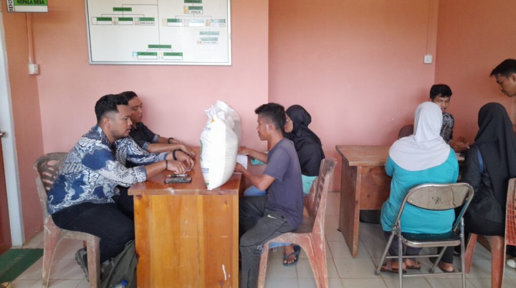 Pemdes Mekar Jaya Salurkan Bansos Beras 20 Kg dari Bulog