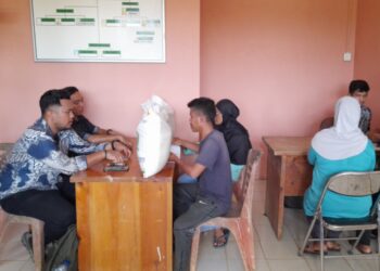 Pemdes Mekar Jaya Salurkan Bansos Beras 20 Kg dari Bulog