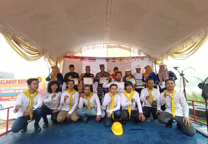 Tiba di Batam Setelah Berlayar 39 Hari, Tim Ekspedisi Pelayaran Unhas Disambut KKSS Kepri