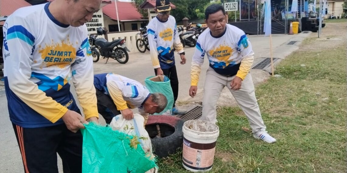 Gotong Royong Jumat Berlian, Lurah Terempa Syamsir Imbau Warga Jaga Kebersihan Kota