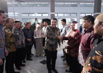 Serahkan Sertipikat ke Penggiat UMKM di Garut, Wamen Ossy Harap Masyarakat Dapat Kembangkan Usaha dan Tingkatkan Taraf Ekonomi