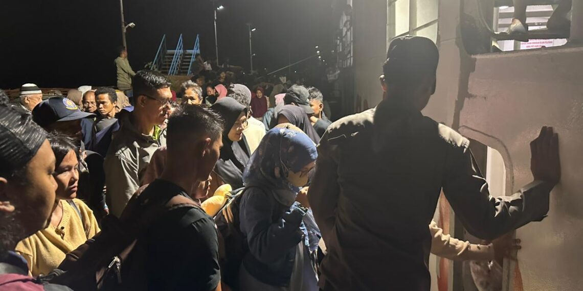 Polsek Midai Bersama Aparat Gabungan Amankan Penumpang KM Bahtera Nusantara di Pelabuhan Midai