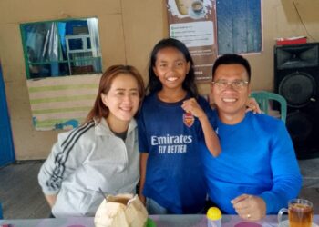 Falisa, Bocah SD Jemaja Fhoto Bersama Bupati Anambas dan Istri