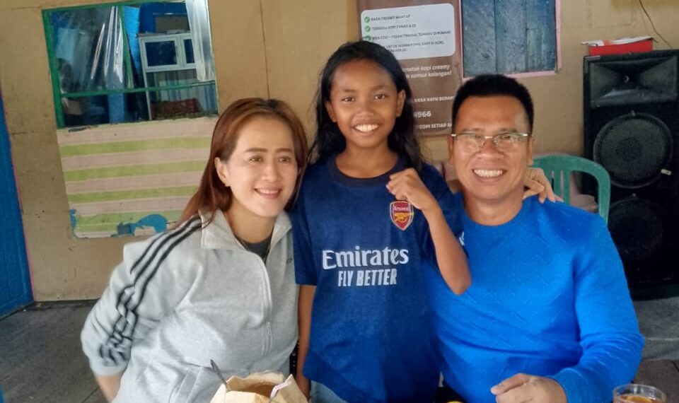 Falisa, Bocah SD Jemaja Fhoto Bersama Bupati Anambas dan Istri