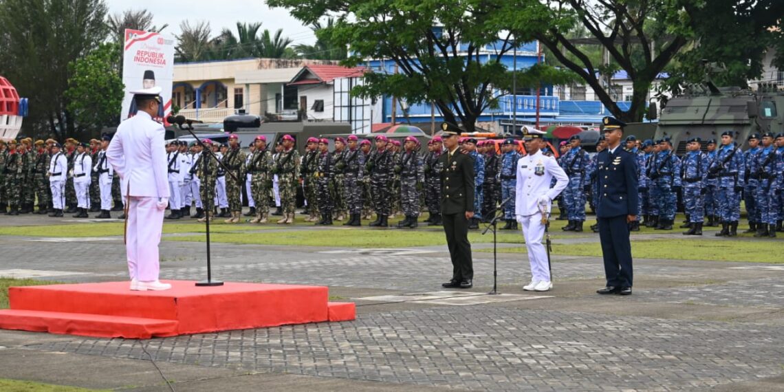 Kepala Staf Gugus Tempur Laut Koarmada I Kolonel Laut (P) Teguh Wibowo, M.Tr.Hanla saat menjadi inspektur upacara
