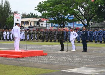 Kepala Staf Gugus Tempur Laut Koarmada I Kolonel Laut (P) Teguh Wibowo, M.Tr.Hanla saat menjadi inspektur upacara