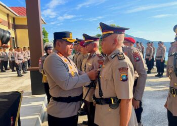 Kapolres Anambas Saat Lakukan Sertijab kepada petinggi Polres