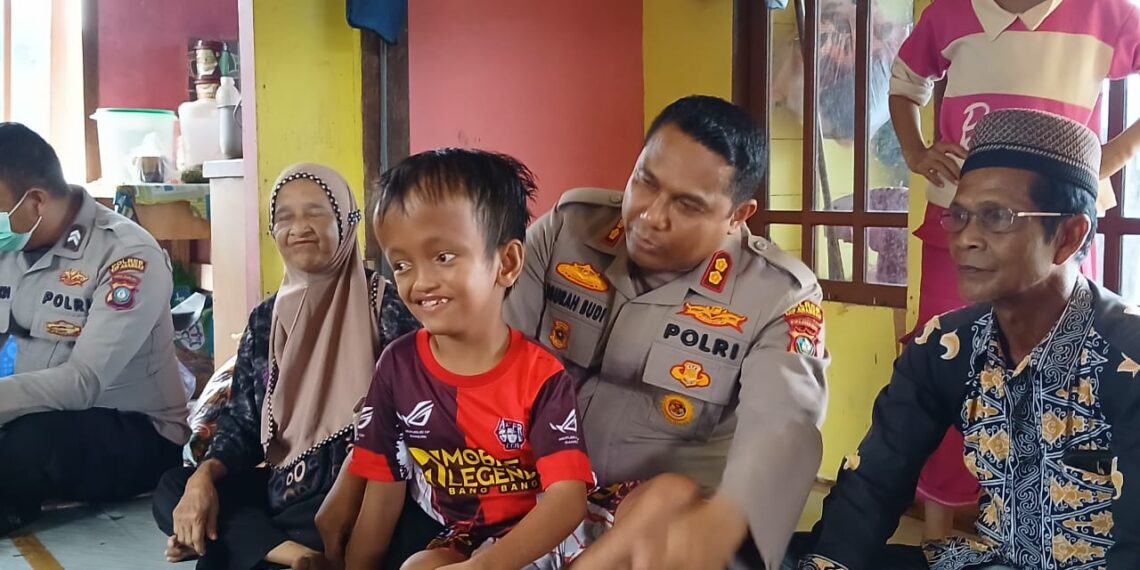 Wujud Empati, Kapolres Anambas Beri Tali Asih Kepada Ibu Sariah dan Anak Penderita Hidrosefalus