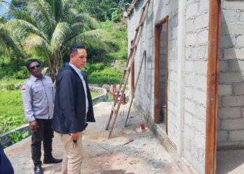 Kadisdikpora Anambas, Tony Karnain saat tinjau pembangunan gedung di SDN 009 Landak