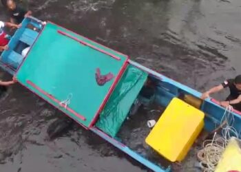 Damkar Anambas Evakuasi Pompong Nelayan Kandas Dihantam Ombak