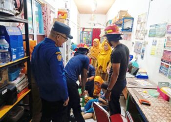 Respon Cepat! Damkar Anambas, Sdlamatkan Anak TK terjepit Kursi