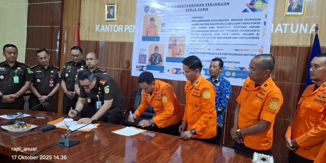 Kajari Natuna Surayadi Sembiring, SH., MH saat melaksanakan penandatanganan MoU bersama Kepala Kantor Pencarian dan Pertolongan Natuna Abdul Rahman SE
