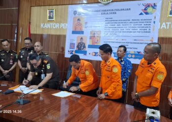 Kajari Natuna Surayadi Sembiring, SH., MH saat melaksanakan penandatanganan MoU bersama Kepala Kantor Pencarian dan Pertolongan Natuna Abdul Rahman SE