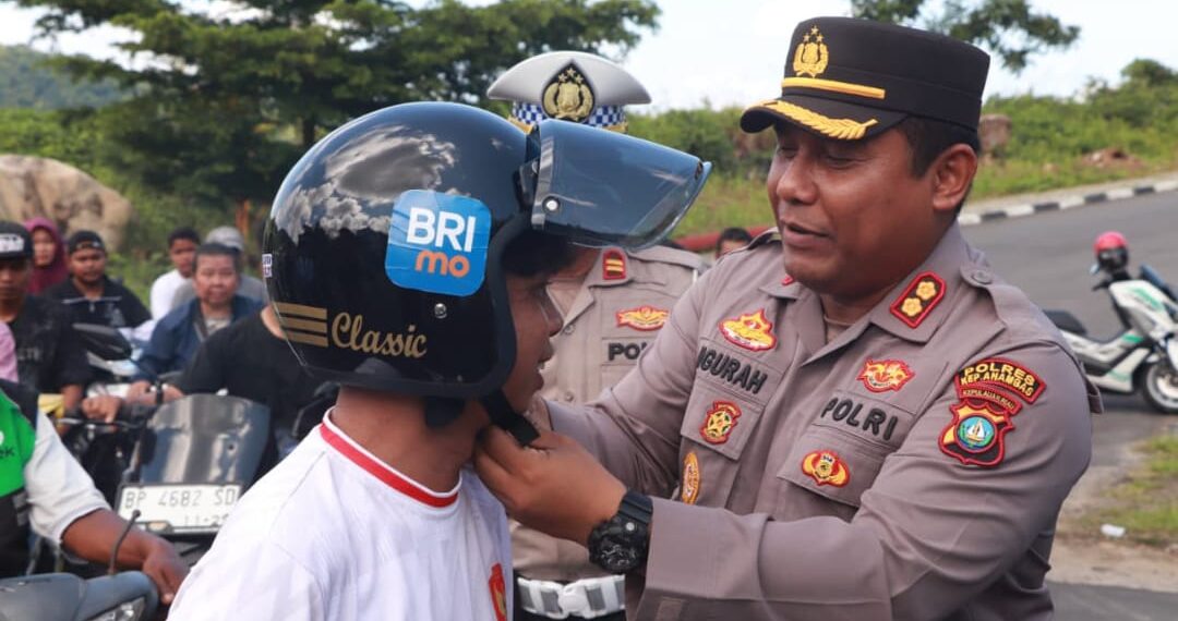 Polres Anambas Bagikan Helm Gratis, Ajak Warga Peduli Keselamatan Berkendara