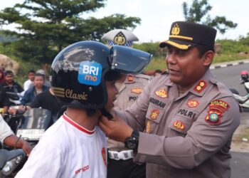 Polres Anambas Bagikan Helm Gratis, Ajak Warga Peduli Keselamatan Berkendara