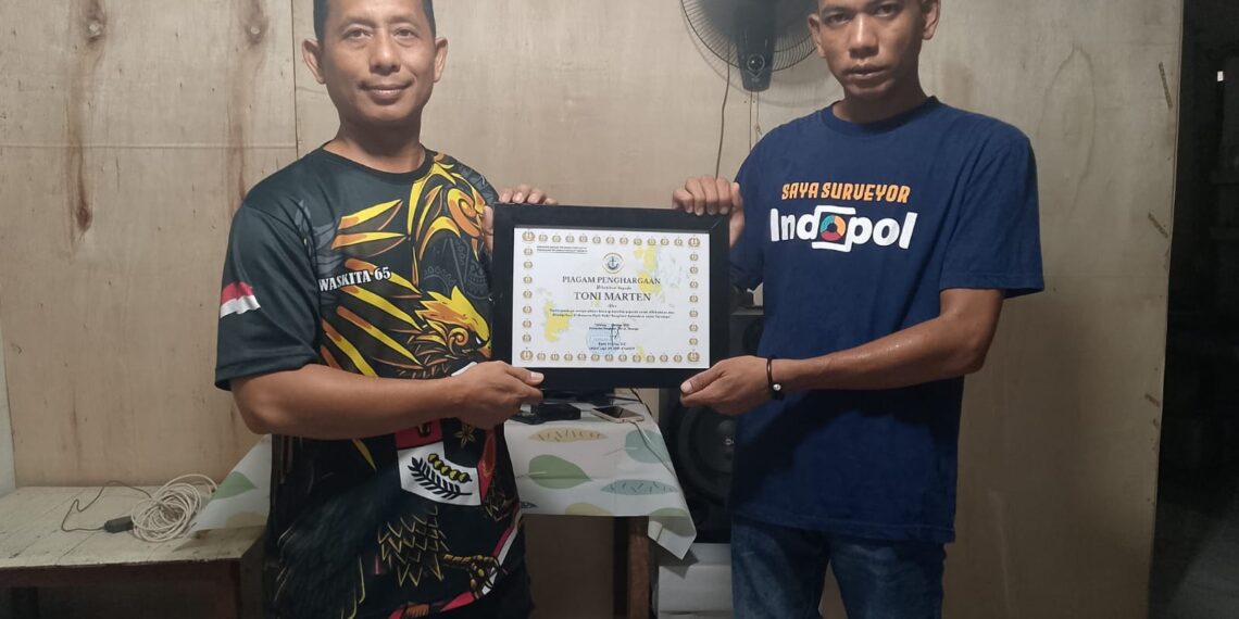 Penyerahan Piagam dari Danlanal Terampa kepada Martin melalui Lettu Laut (S) Ahmad Rifai Yasin.