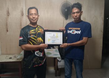 Penyerahan Piagam dari Danlanal Terampa kepada Martin melalui Lettu Laut (S) Ahmad Rifai Yasin.