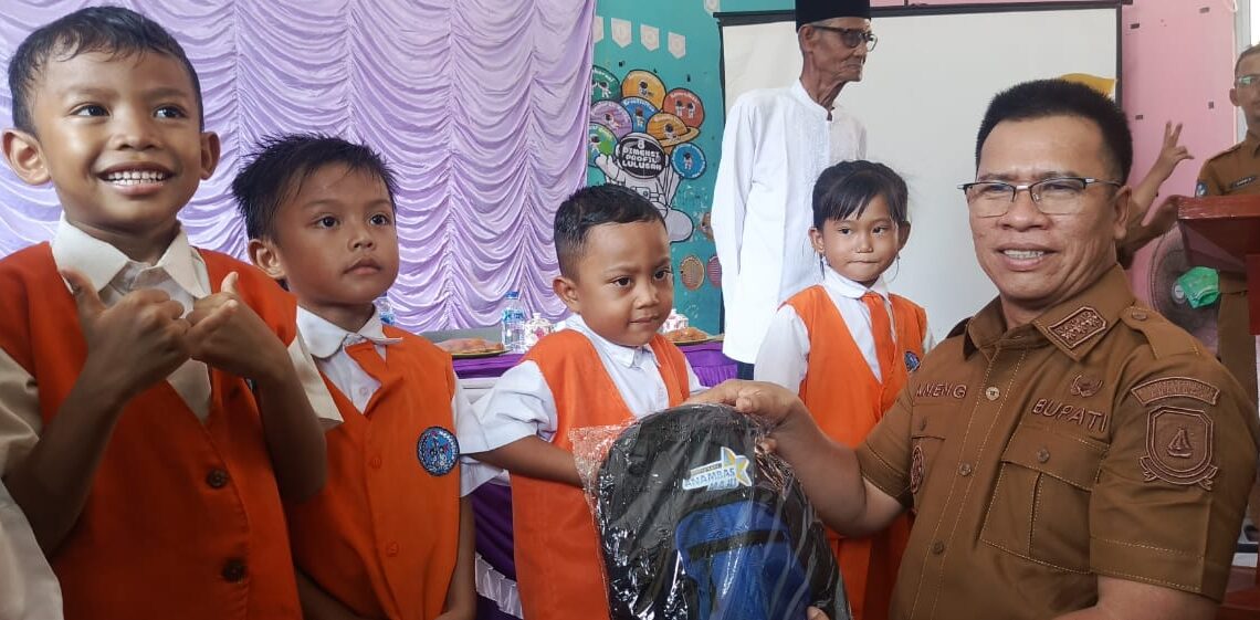 Bupati Anambas Aneng saat serahkan bantuan ke murid TK/PAUD Desa Nyamuk
