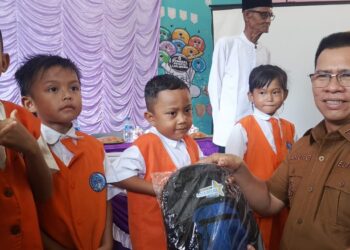 Bupati Anambas Aneng saat serahkan bantuan ke murid TK/PAUD Desa Nyamuk