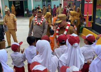 Bupati Anambas, Aneng bersama Kapolres Anambas saat melakukan Kunjungan ke Sekolah Paud Desa Nyamuk