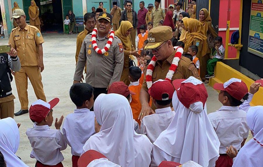 Bupati Anambas, Aneng bersama Kapolres Anambas saat melakukan Kunjungan ke Sekolah Paud Desa Nyamuk