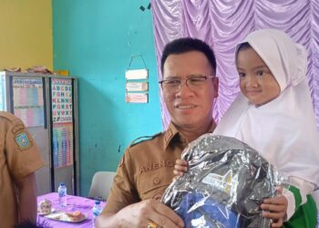 Bupati Anambas saat menggendong murid Paud saat serahkan bantuan