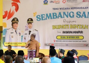 Bupati Bintan Roby Kurniawan saat menyampaikan sambutan pada kegiatan Musrenbang khusus pemuda Bintan dalam temu wicara kepemudaan peringatan Hari Sumpah Pemuda tahun 2025 di Gedung LAM, Selasa (28/10/2025).