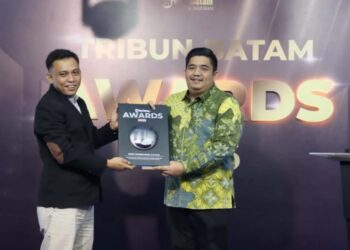 Bupati Bintan, Roby Kurniawan, saat menerima penghargaan Kepala Daerah Terbaik Mendukung Perekonomian dengan Penguatan Tenaga Kerja Lokal dalam ajang Tribun Batam Awards 2025