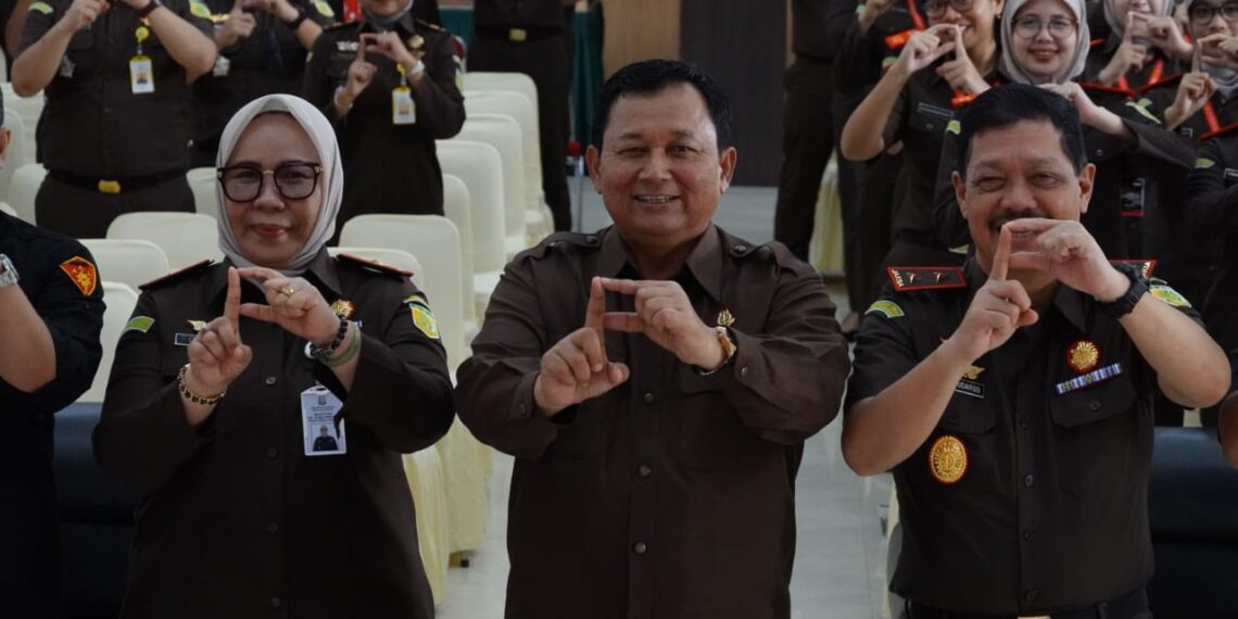 Sekretaris Jaksa Agung Muda Tindak Pidana Umum Kejaksaan Agung RI Dr. Undang Magopal, S.H., M. Hum didampingi Kepala Kejaksaan Tinggi Kepulauan Riau J. Devy Sudarso dan saat melakukan Supervisi Penanganan dan Penyelesaian Perkara Tindak Pidana Umum di lingkungan Kejati Kepri
