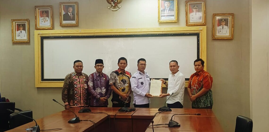 Bupati Anambas Aneng menerima Sertifikat Tanah oleh BPN Anambas