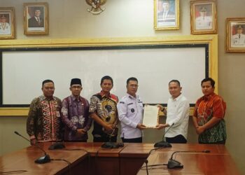 Bupati Anambas Aneng menerima Sertifikat Tanah oleh BPN Anambas