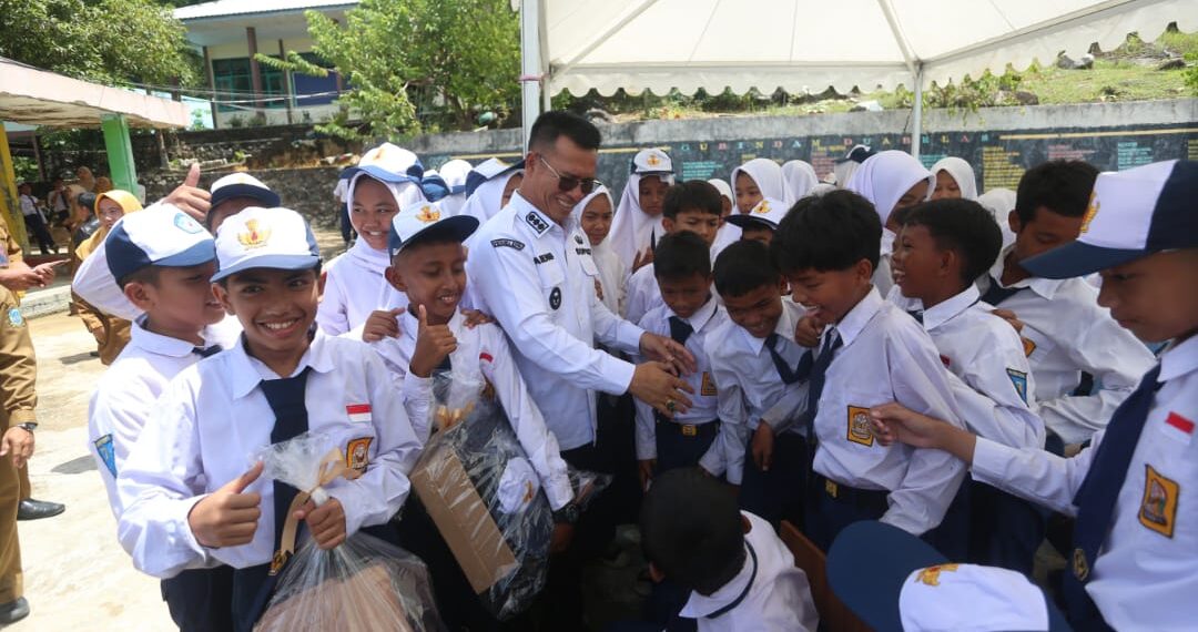 Bupati Anambas Aneng saat Serahkan bantuan ke Siswa SMP di Anambas