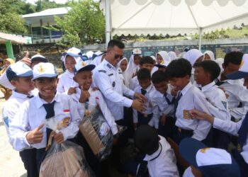 Bupati Anambas Aneng saat Serahkan bantuan ke Siswa SMP di Anambas