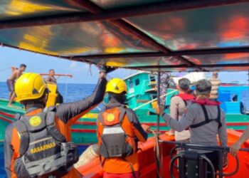 Tim SAR Gabungan Evakuasi ABK Kapal KM Selat Meranti yang Tenggelam di Perairan Anambas 