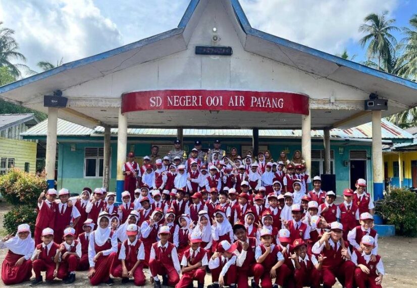 Tanamkan Disiplin Sejak Dini, Babinkamtibmas Pulau Laut Gelar Go To School di SDN 001 Air Payang