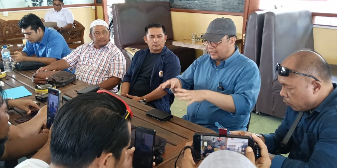 Anggota DPD RI, Ria Saptarika saat melakukan pertemuan dan silaturahmi dengan anggota PWI dan para awak media di Ranai Squer, Ranai Natuna