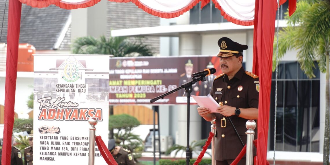 Kepala Kejaksaan Tinggi Kepulauan Riau J. Devy Sudarso, saat menjadi Inspektur Upacara Peringatan Hari Sumpah Pemuda Ke-97 Tahun 2025 di lapangan Kantor Kejaksaan Tinggi Kepulauan Riau