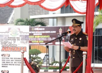 Kepala Kejaksaan Tinggi Kepulauan Riau J. Devy Sudarso, saat menjadi Inspektur Upacara Peringatan Hari Sumpah Pemuda Ke-97 Tahun 2025 di lapangan Kantor Kejaksaan Tinggi Kepulauan Riau