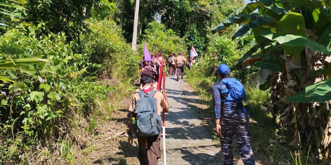 Prajurit Posal Memperuk Turun Langsung Dampingi Napak Tilas Pramuka SMA N 1 Siantan Timur