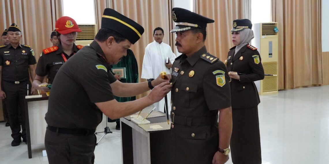Kepala Kejaksaan Tinggi Kepulauan Riau J. Devy Sudarso saat melakukan penyematan tanda jabatan kepada pejabat yang dilantik dan diambilan Sumpah Jabatan serta Serah Terima Jabatan Pejabat Struktural Eselon III di lingkungan Kejaksaan Tinggi Kepulauan Riau berlangsung di Aula Sasana Baharudin Lopa Kejati Kepri