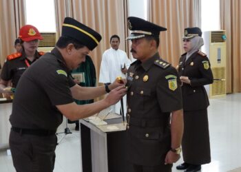 Kepala Kejaksaan Tinggi Kepulauan Riau J. Devy Sudarso saat melakukan penyematan tanda jabatan kepada pejabat yang dilantik dan diambilan Sumpah Jabatan serta Serah Terima Jabatan Pejabat Struktural Eselon III di lingkungan Kejaksaan Tinggi Kepulauan Riau berlangsung di Aula Sasana Baharudin Lopa Kejati Kepri