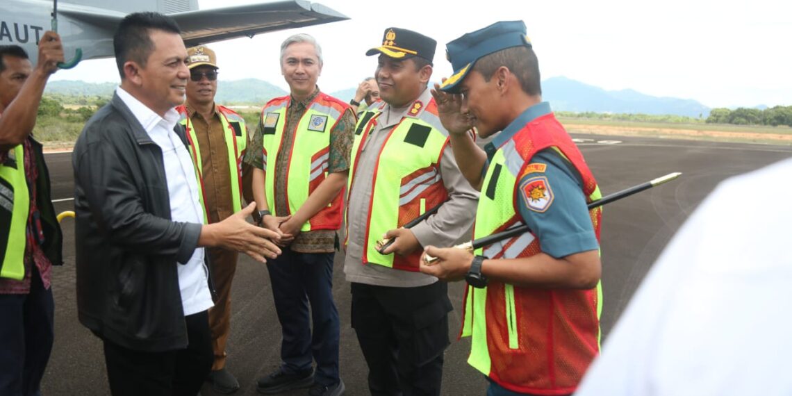 Danlanal Terampa Saat menyelami Gubenur Kepri tunda di bandara Letung