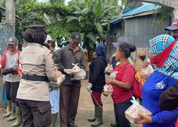 Jumat Berkah, Polwan Polres Natuna Bagikan Paket Makanan Kepada Warga Ranai Kota 