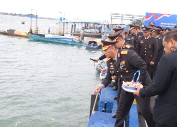 Kapolda Kepulauan Riau Irjen. Pol. Asep Safrudin, S.I.K., M.H., memimpin Upacara Tabur Bunga dalam rangka memperingati Hari Pahlawan ke-80 Tahun 2025 di perairan Dermaga Ditpolairud Polda Kepri
