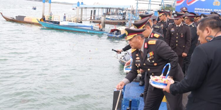 Kapolda Kepulauan Riau Irjen. Pol. Asep Safrudin, S.I.K., M.H., memimpin Upacara Tabur Bunga dalam rangka memperingati Hari Pahlawan ke-80 Tahun 2025 di perairan Dermaga Ditpolairud Polda Kepri